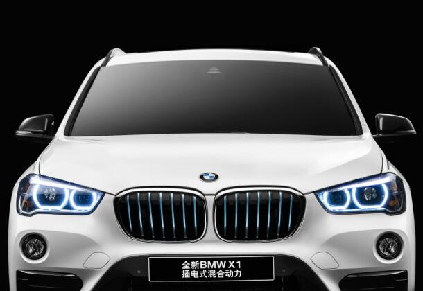 蓝鲸汽车9月4日文,9月1日晚,宝马在成都车展前夜全球首发全新BMW X1插电式混合动力。这款车是在全新BMW X1产品基础上,整合了源自BMW i品牌的创新eDrive技术而来。 据了解,为了保证电池安全性,BMW专门开发了模块化电池结构,高压锂子电池被固定在相互独立的模块中,安全又便于替换。另外,BMW研发的锂电池液态冷却技术,使电池始终处于安全温度,保障了车辆可靠、安全、稳定的电动里程。 全新BMW X1插电式混合力的eDrive技术提供三种驱动模式,简单切换按钮即可控制能量转换:Auto eD