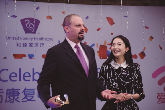 柯建西院长为"2016年度智慧母亲"樊韵儿颁奖"作为一位5个月孩子的母亲