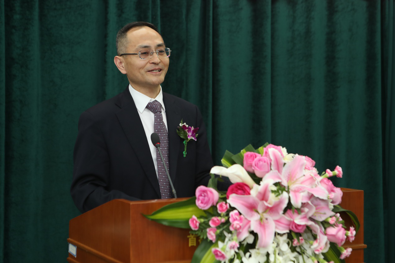 (吉训明在会上作报告)