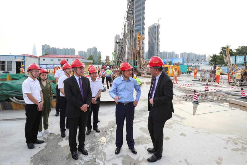 9月23日下午5点，许家印在深圳湾超级总部基地视察恒大中心建设进展