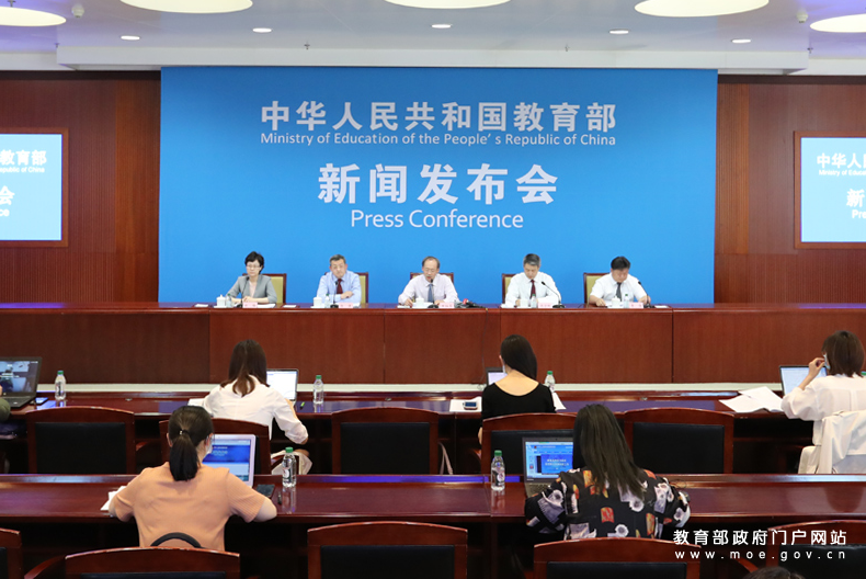 教育部：提高教师待遇保障 工资水平不低于公务员