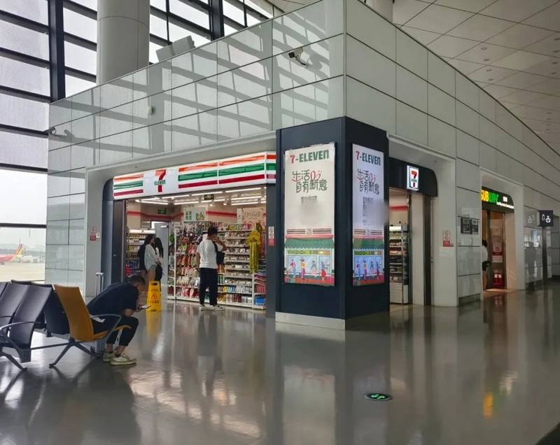图片包含 室内, 建筑, 桌子, 大描述已自动生成