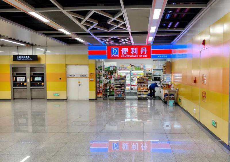 商店的玻璃窗上有贴商标低可信度描述已自动生成